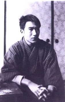 Osamu Dazai w 1928 roku, siedzący w tradycyjnym stroju