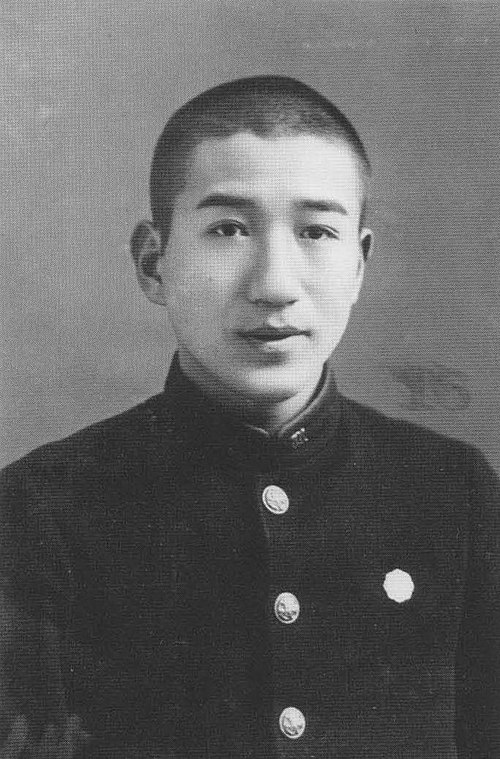 Młody Shūji Tsushima w szkolnym mundurku